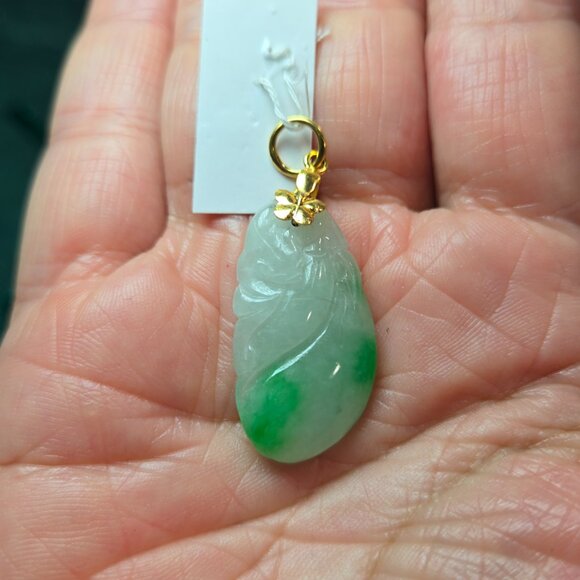 💚 Vintage Leaf Jade Pendant with Solid Gold Bail – Elegant & Vibrant - Picture 7 of 9
